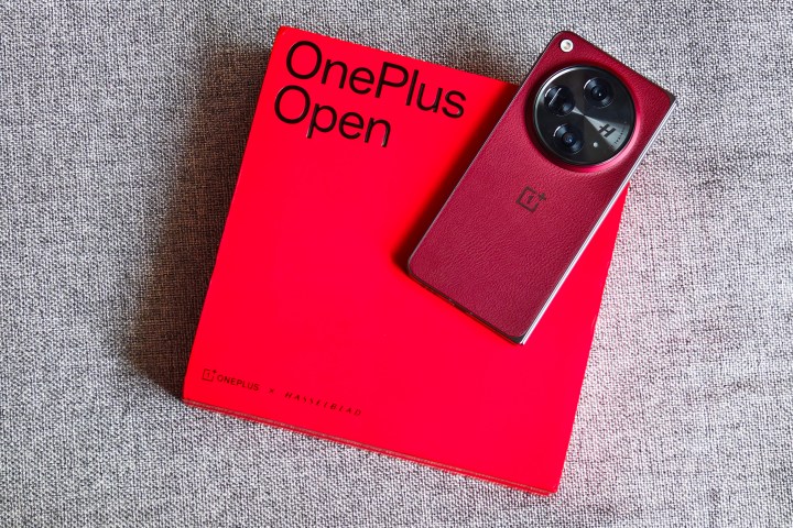 OnePlus Open Apex Edition kutusunda Crimson Shadow kırmızısı yer alıyor.