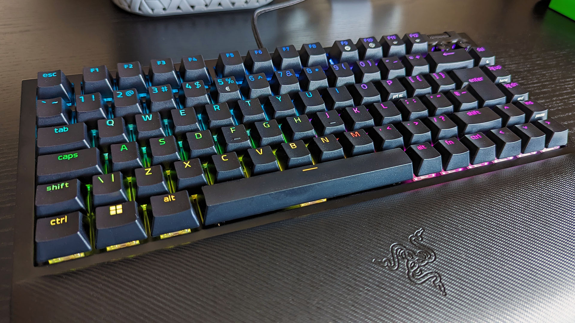 Razer BlackWidow V4 RGB ile %75 klavyenin önden görünümü