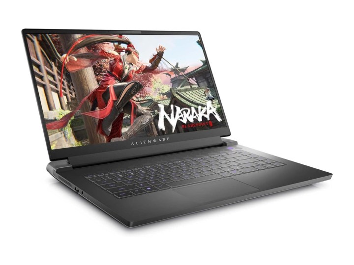 Beyaz bir arka planda Alienware m15 R7 oyun dizüstü bilgisayarı.