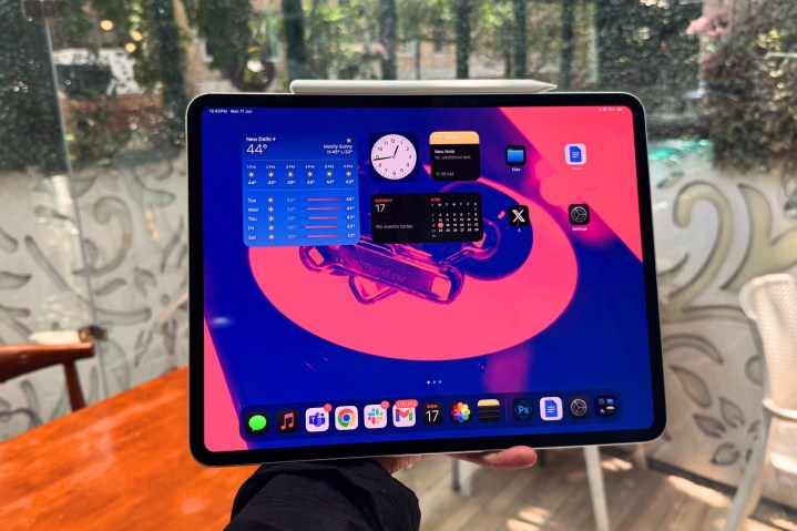 iPadOS 18'i başlatan bir iPad Pro'nun ana ekranı.