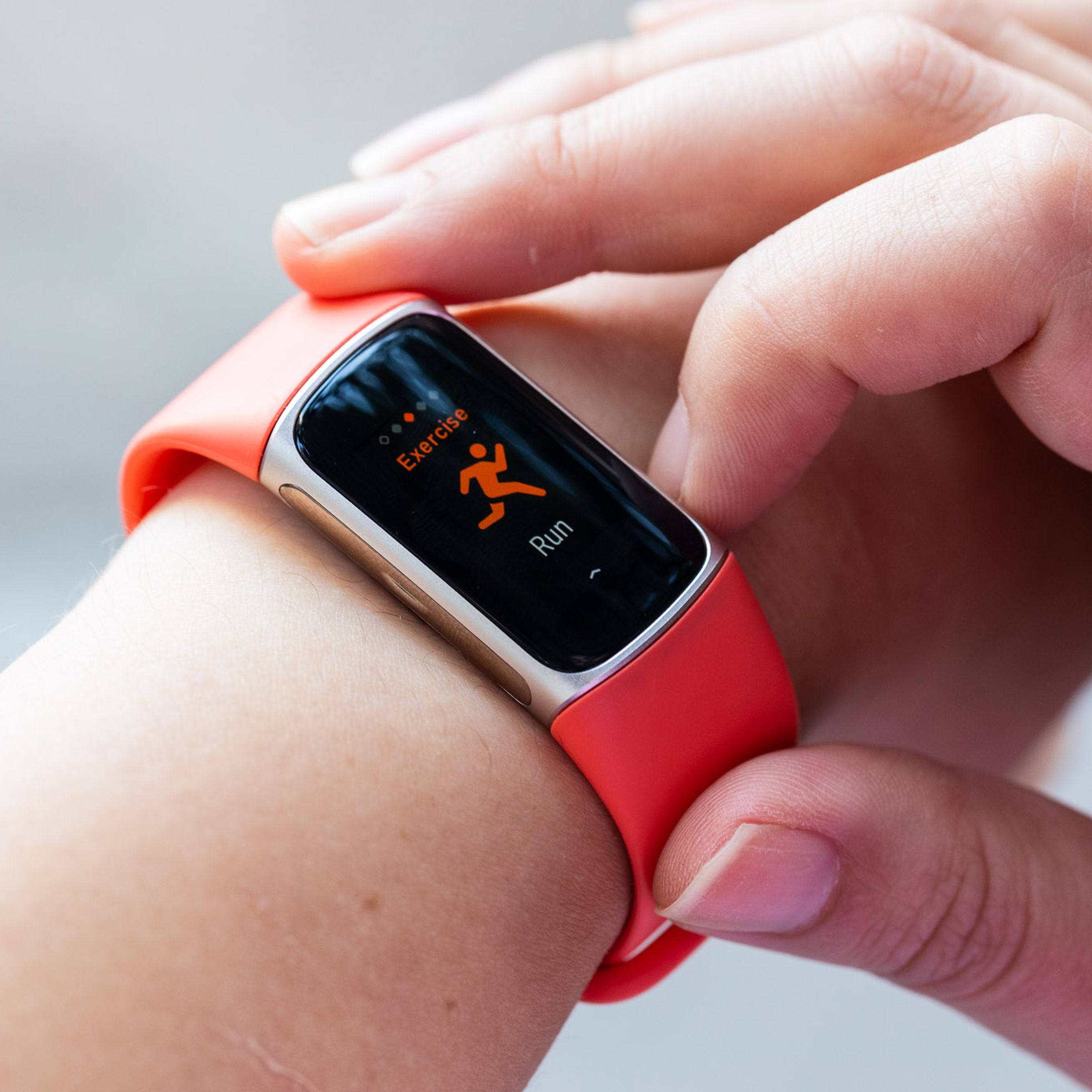 Fitbit Charge 6, egzersiz uygulamasını ekranda gösteriyor.