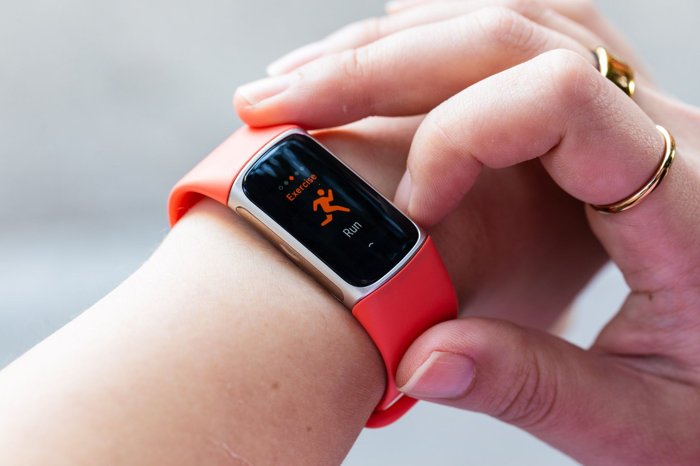 Fitbit Charge 6, egzersiz uygulamasını ekranda gösteriyor.