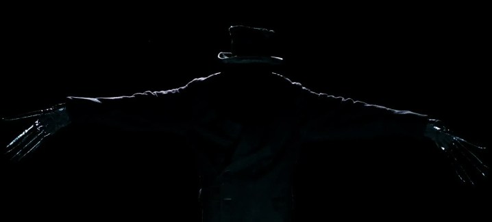 Babadook karanlıkta kollarını uzatıyor.