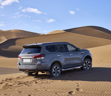 228 beygir gücünde Mitsubishi motora, dürüst dört tekerlekten çekişe ve 8 vitesli otomatik şanzımana sahip Land Cruiser Prado'nun bir analogunun fiyatı 3,5 milyon rubleye düştü. Oting “Paladin” tüm donanım seviyelerinde daha erişilebilir hale geldi