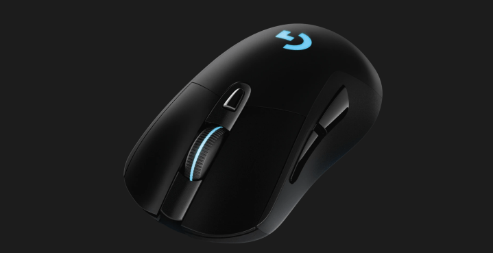 Logitech G703 Lightspeed siyah bir zemin üzerine.