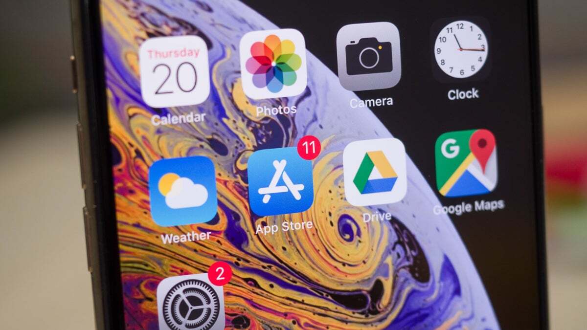 Google Drive ve Hava Durumu'nun yanında App Store simgesinin bulunduğu bir iPhone ana ekranı.