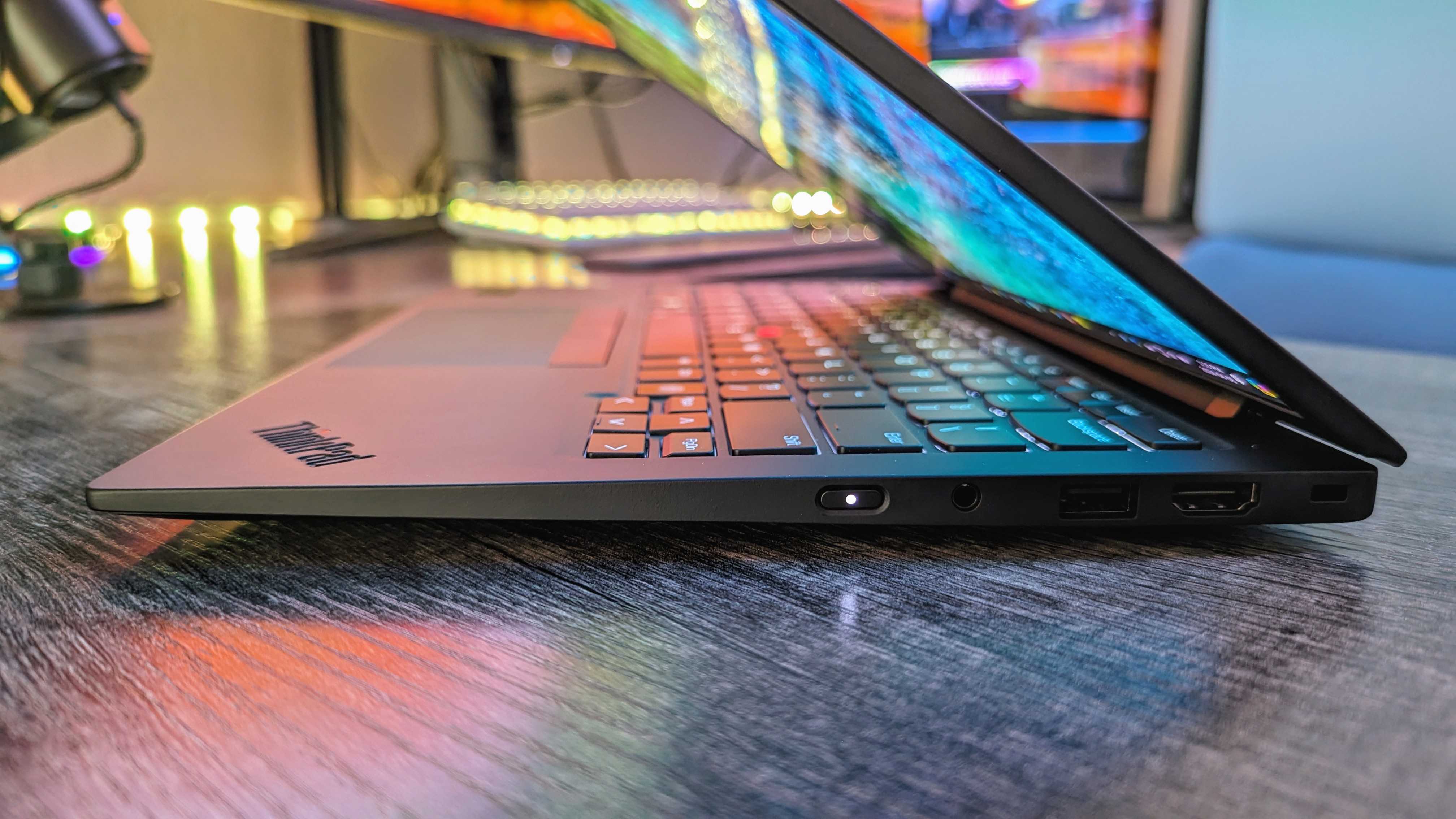 Lenovo ThinkPad X1 Carbon'un (Gen 12) görüntüsü.