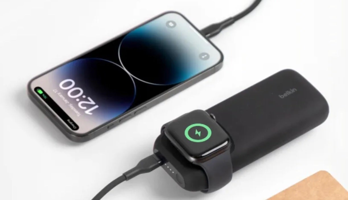 Geri çağrılan Apple Watch + Power Bank 10K, BPD005 için geri çağrılan Belkin BoostCharge Pro Hızlı Kablosuz Şarj Cihazının fotoğrafı.