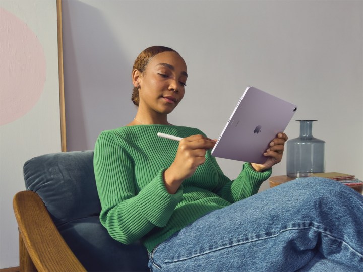 Apple Pencil Pro ile 2024 iPad Air 13 inç kullanan kişi.