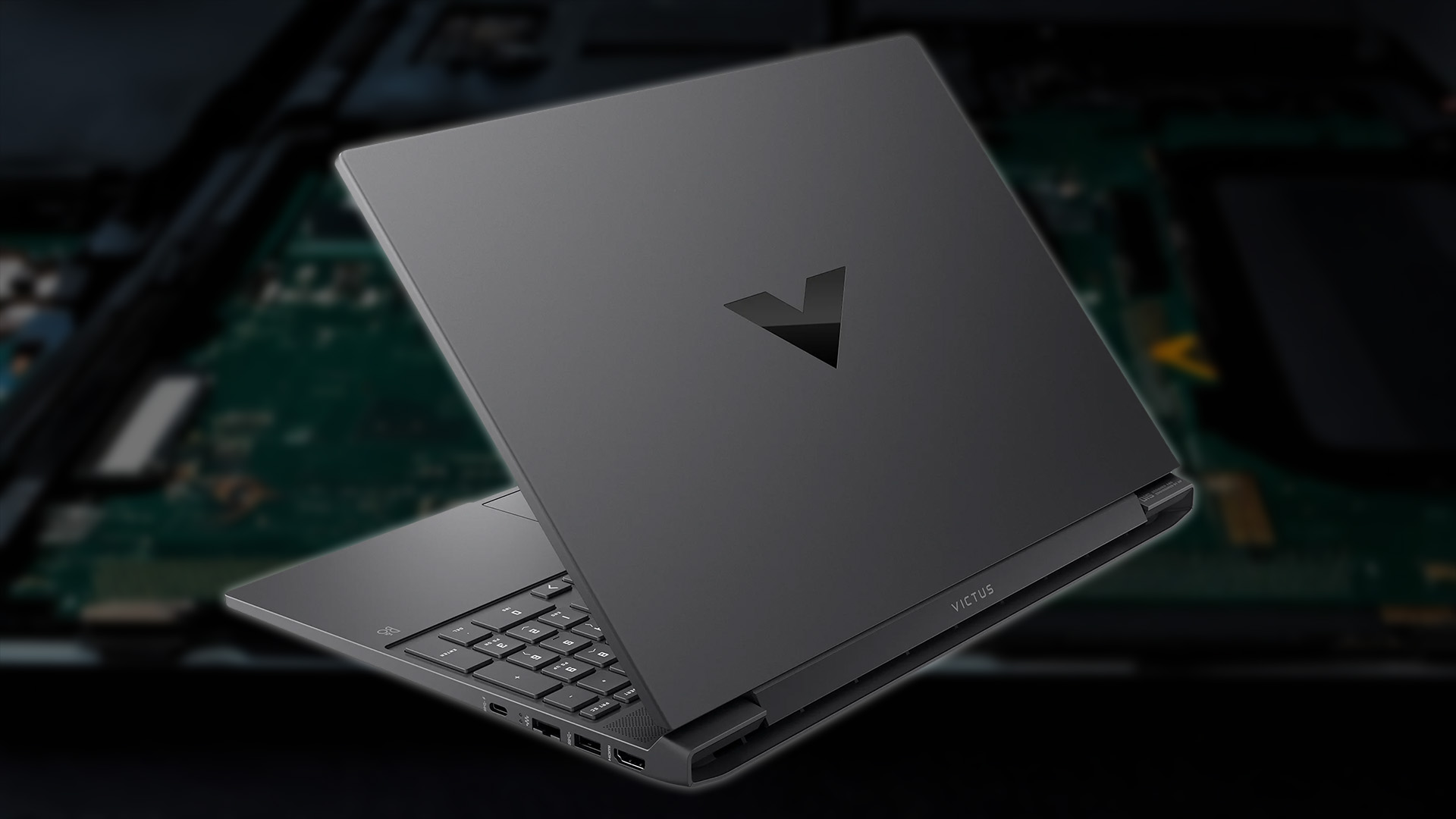 HP Victus oyun dizüstü bilgisayarı bileşen arka planıyla görüntüleniyor