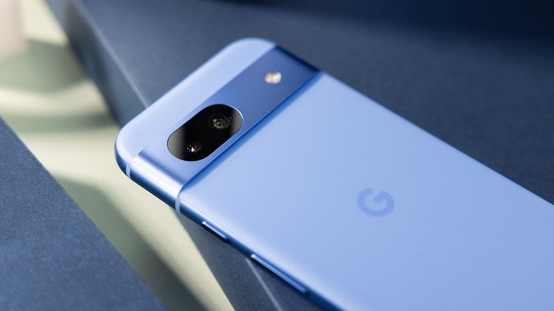 Google Pixel 8a'nın kamera modülü Google Pixel 8a'nın kamera modülü