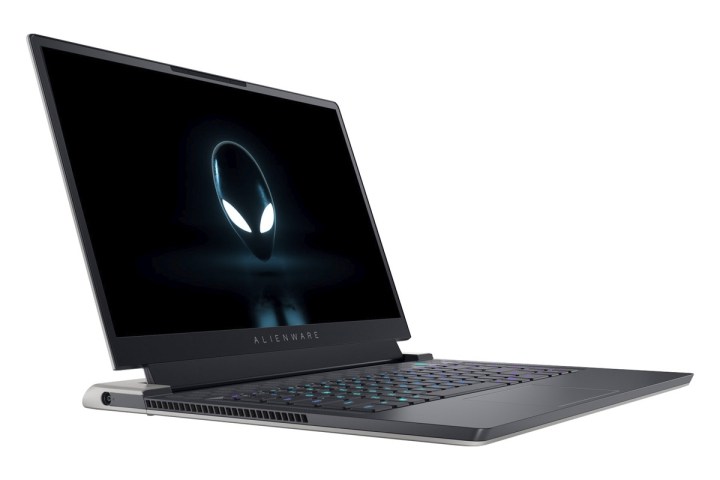 Alienware x15 R1 oyun dizüstü bilgisayarı, ekranında Alienware logosuyla açık bir şekilde durur.