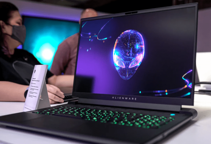 Alienware m18 oyun dizüstü bilgisayarı.