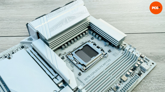 gigabyte-x870-aorus-elite-wifi7-ice-inceleme-açılı Gigabyte X870 Aorus Elite WiFi7 Ice incelemesi: Anakartın üst kısmı açılı.