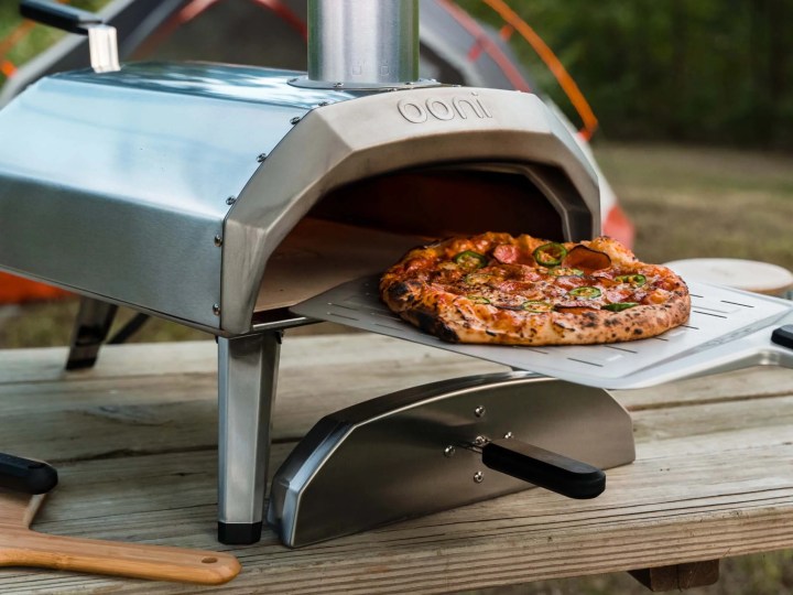 Ooni Karu 12 pizza fırını dışarıda ve yemek yapıyor