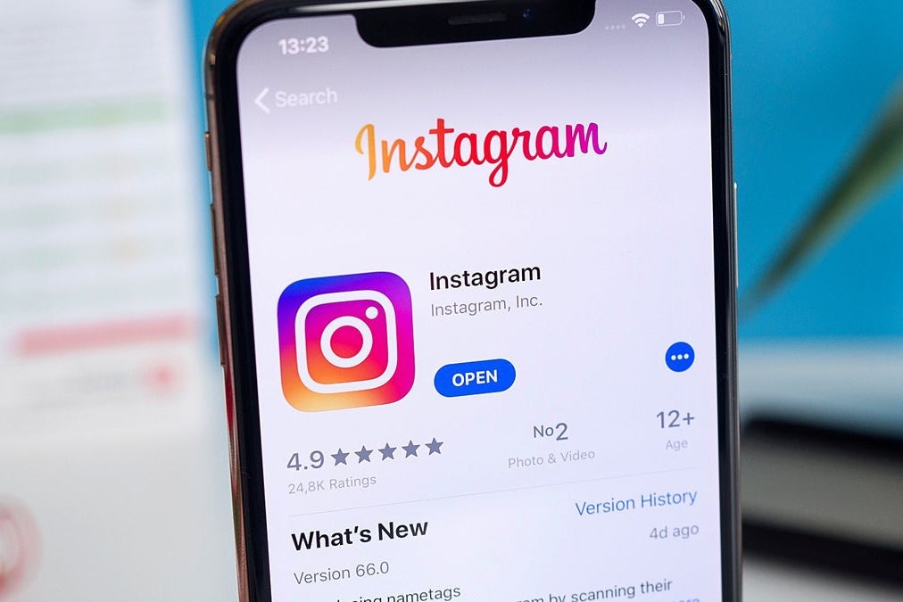 Uygulama mağazasında Instagram uygulamasını gösteren bir iPhone görüntüsü