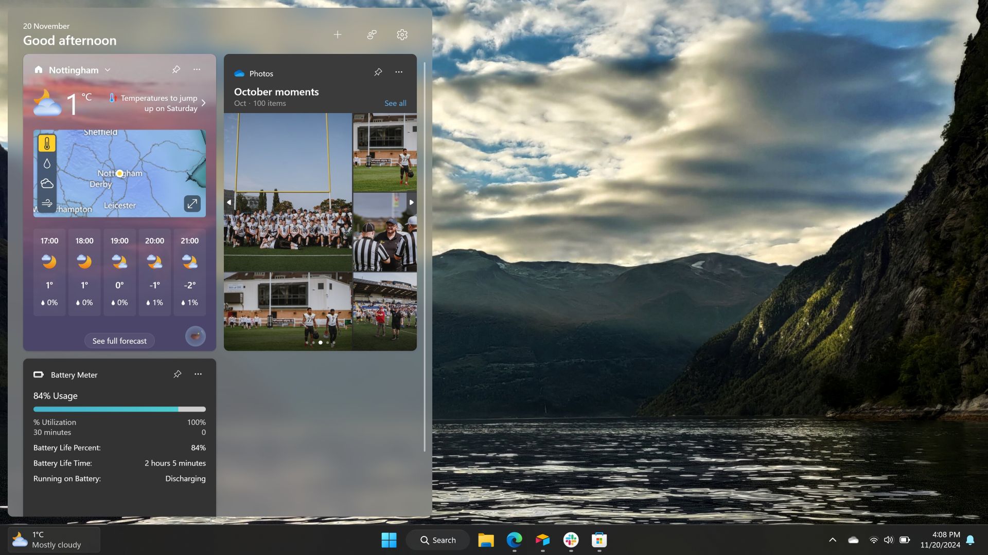 Hava durumu widget'ı, OneDrive widget'ı ve pil ölçer widget'ı içeren Windows 11'deki widget'lar paneli.