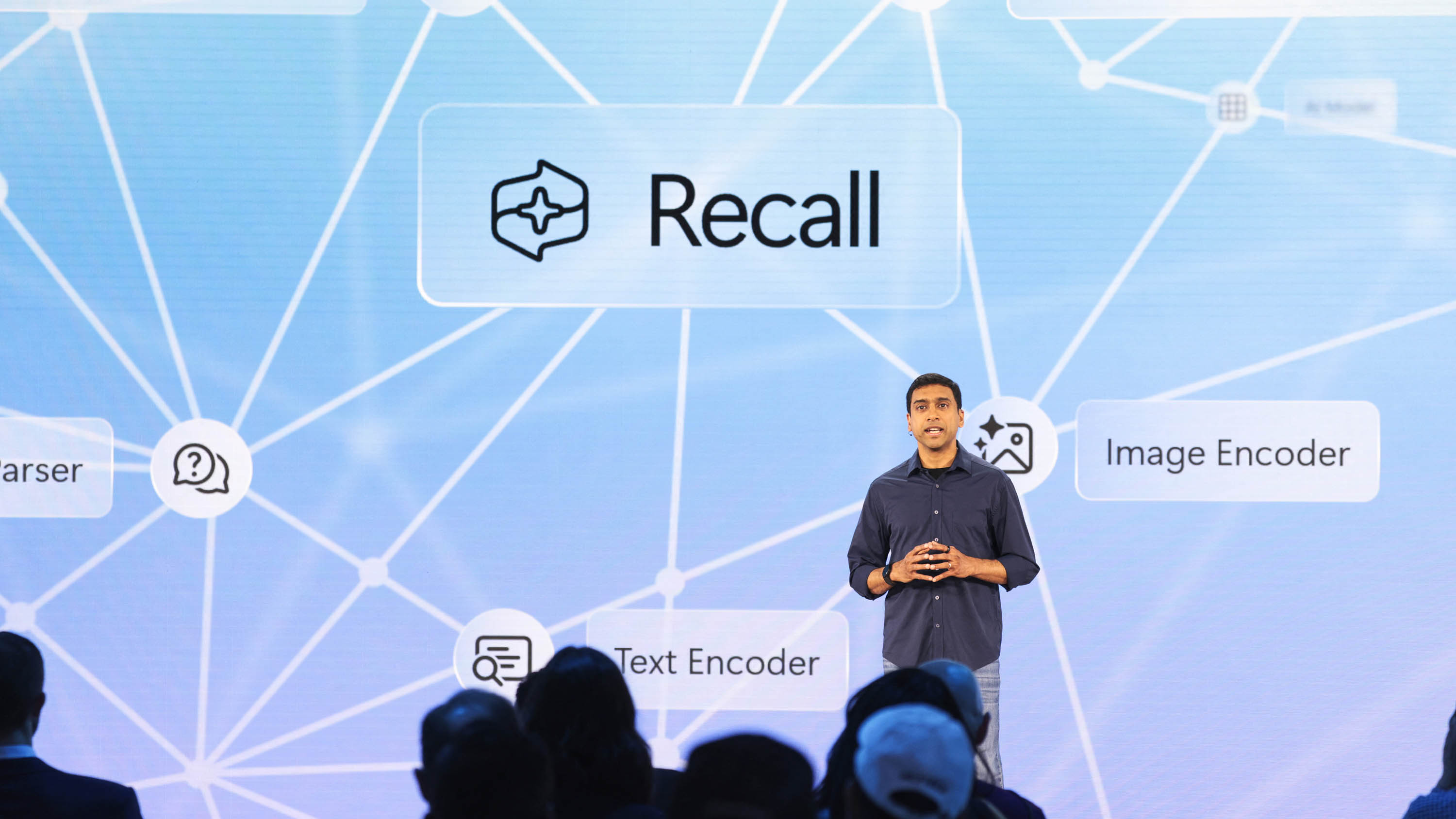 Microsoft Kurumsal Başkan Yardımcısı, Windows ve Cihazlar Pavan Davuluri, 20 Mayıs 2024'te Redmond, Washington'da Microsoft'ta düzenlenen Microsoft 20 Mayıs Brifing etkinliğinde Recall hakkında konuşuyor.