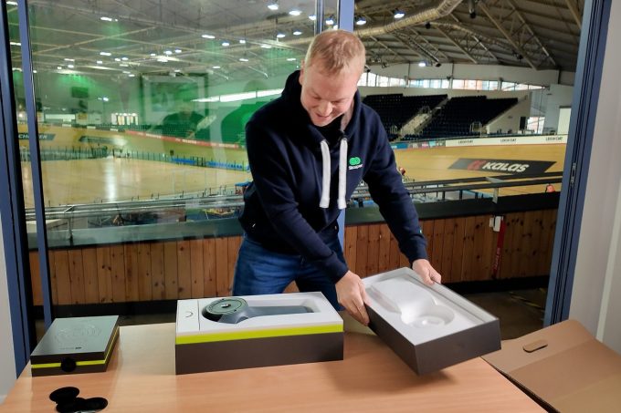 Sir Chris Hoy teslim edilen ilk Skarper sisteminin kutusunu açıyor