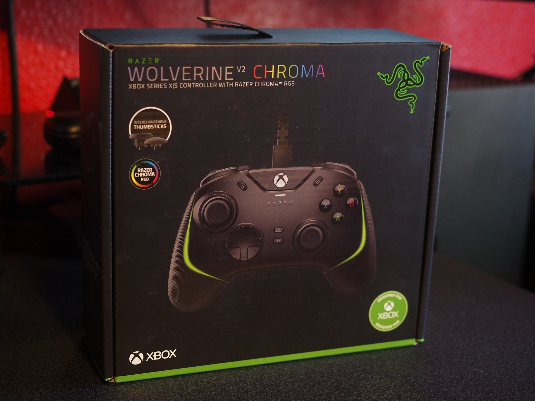 Razer Wolverine V2 kutuda.