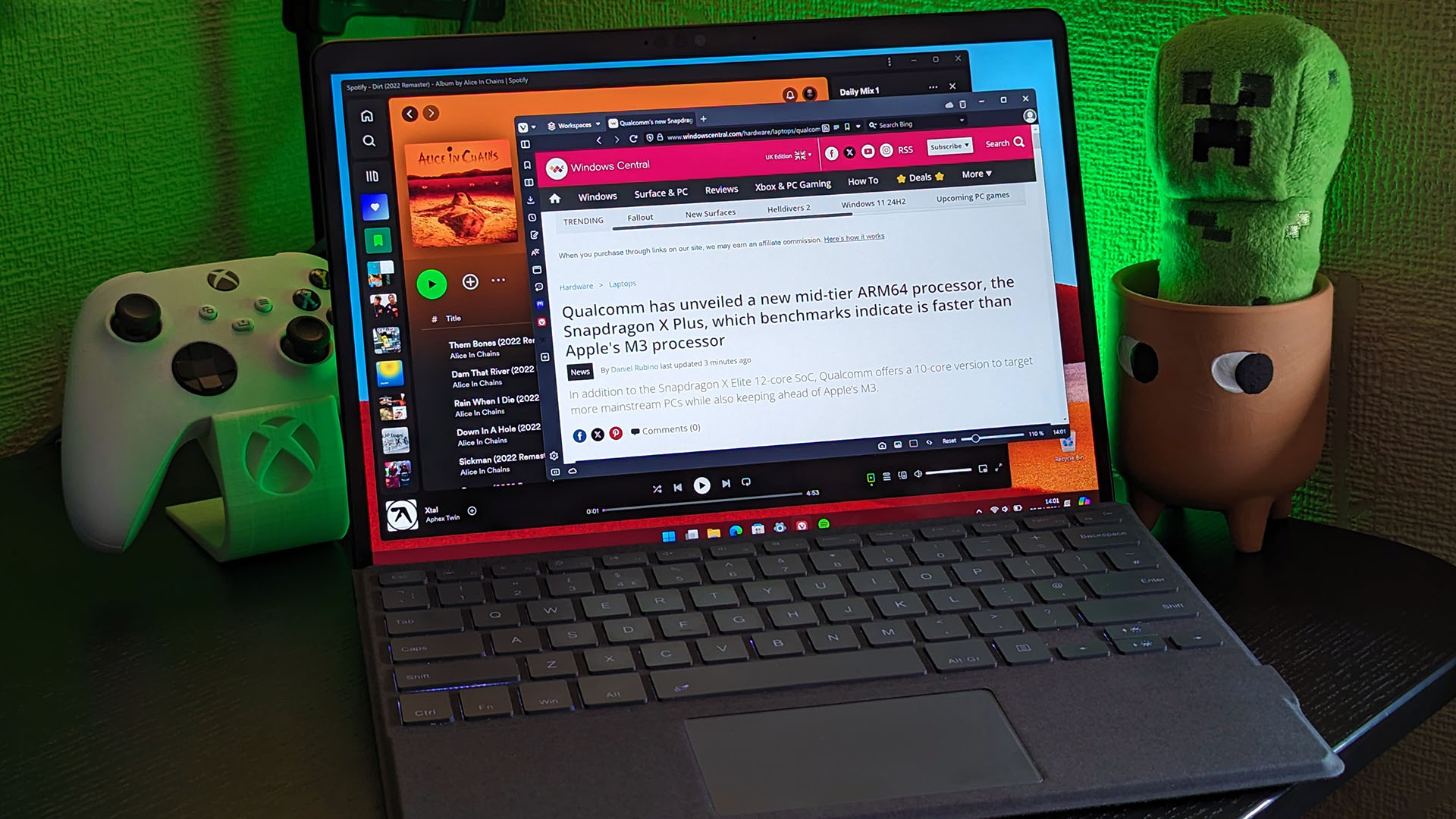 Windows Central makalesini görüntüleyen Xbox denetleyicili Surface Pro X