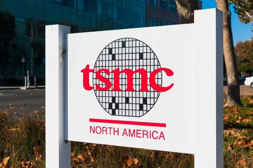 Şirketin önümüzdeki ay Arizona'da açılacak fabrikasının önünde TSMC tabelası.