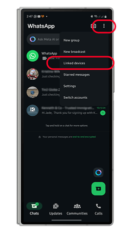 'Bağlı Cihazlar' dahil olmak üzere sohbet listesi ve menü seçenekleriyle WhatsApp arayüzü.