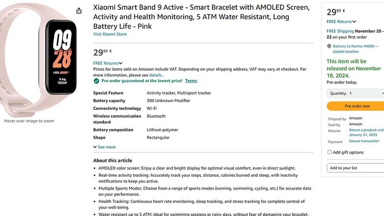 Xiaomi Smart Band 9 Active pembe renkte, sağlık izleme işlevlerine sahip AMOLED ekranda saat ve tarihi gösteriyor.