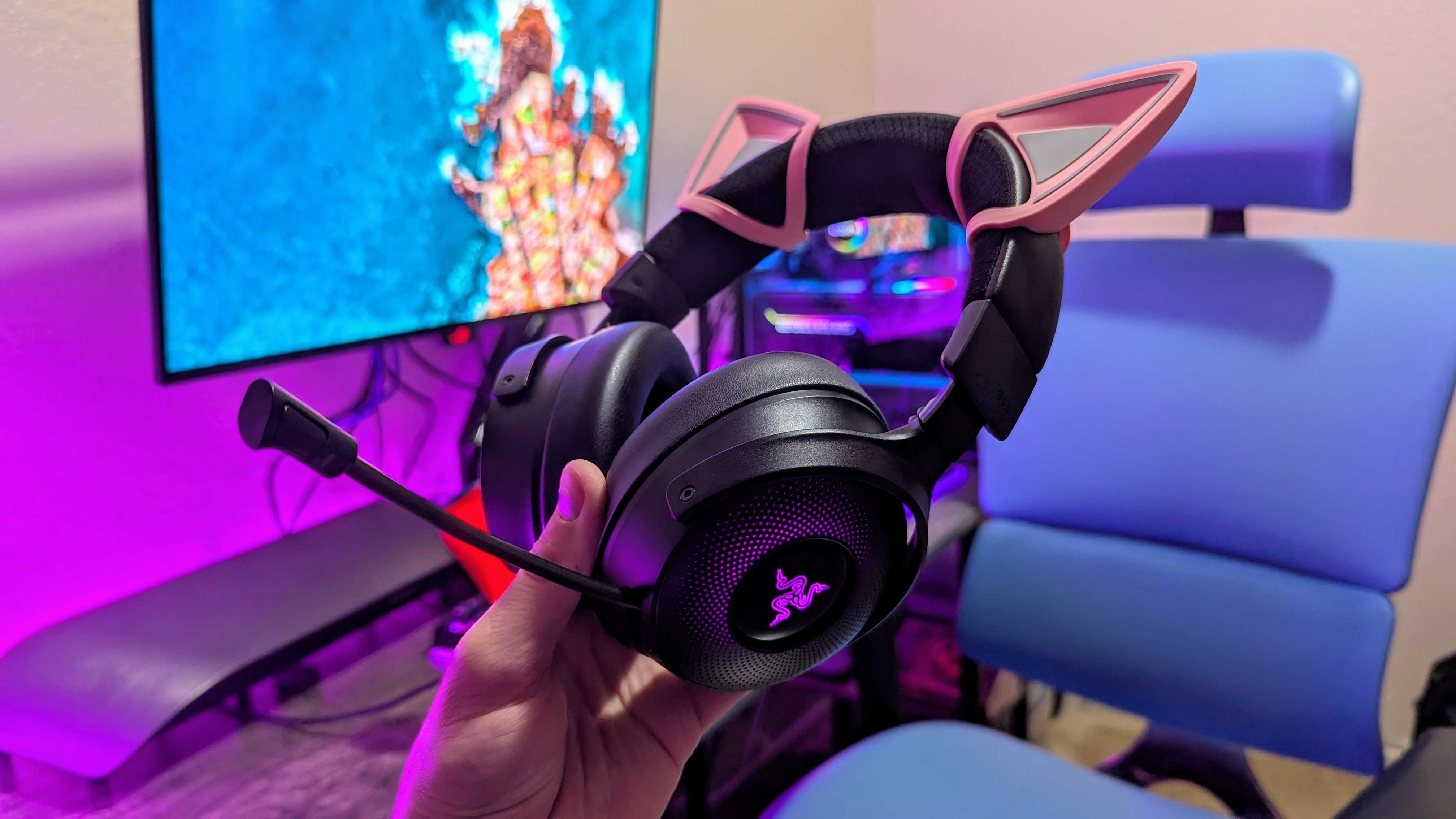Razer Kraken V4 Pro, mikrofonu uzatılmış bir el tarafından tutuluyor.