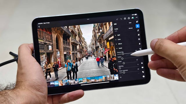 Prakhar Khanna, iPad Mini 7'de Lightroom'da bir fotoğrafı düzenliyor