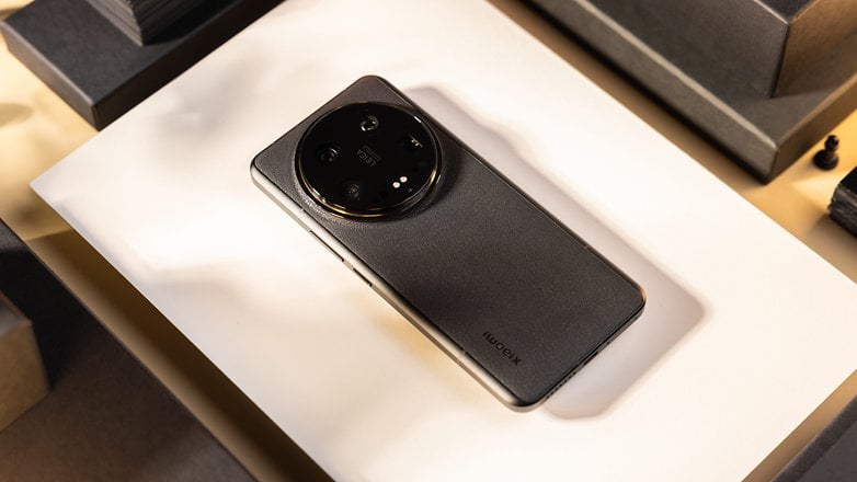 Xiaomi 14 Ultra'nın arkadan görünümü Xiaomi 14 Ultra'nın arkadan görünümü