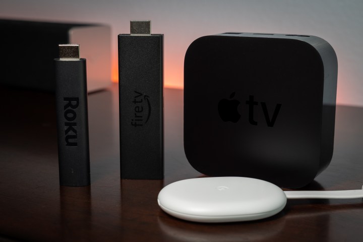 Apple TV 4K, Chromecast, Amazon Fire TV Stick 4K Max ve Roku Streaming Stick 4K.