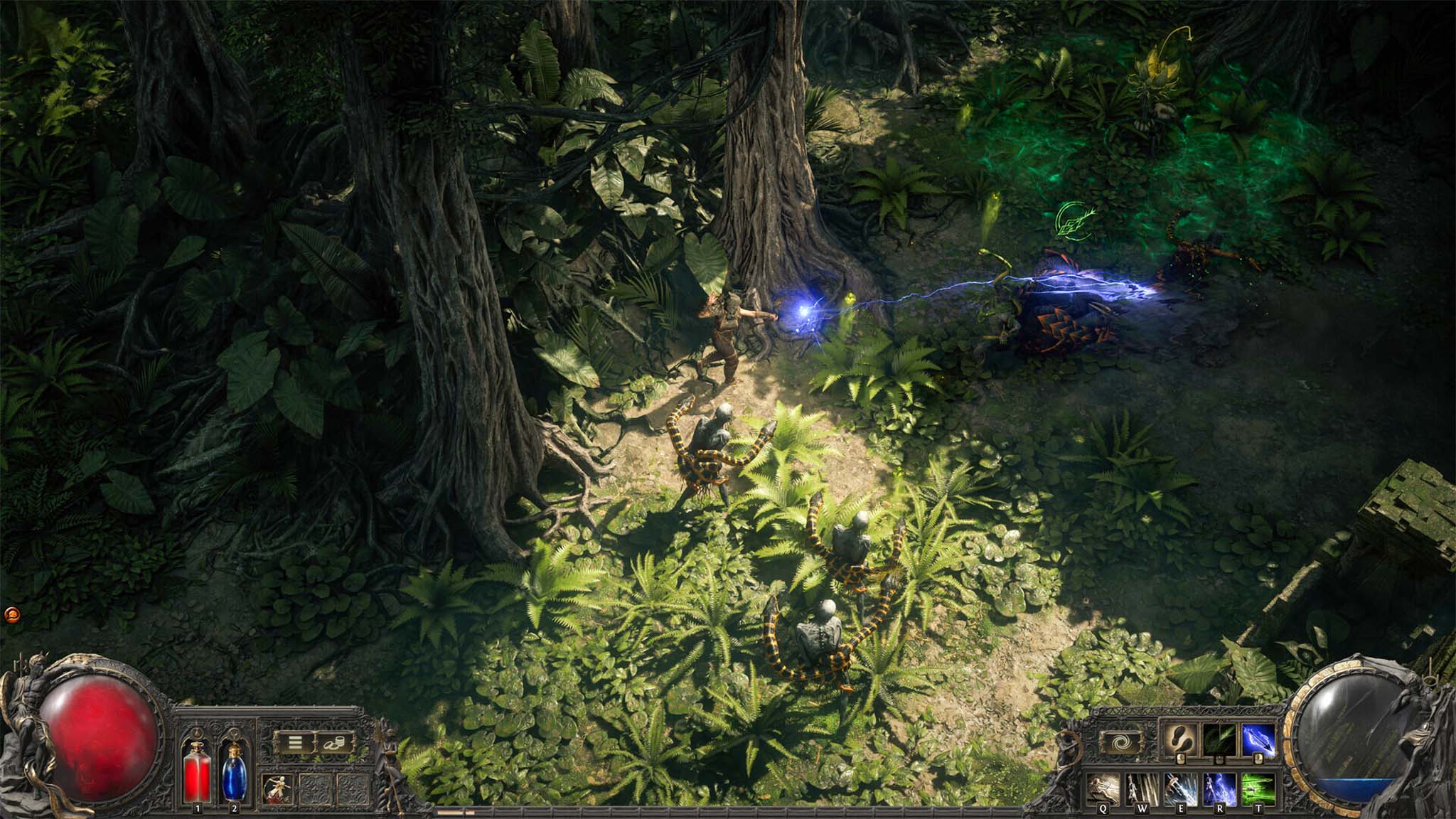 Path of Exile 2'de bir ormanda düşmanlarla savaşan karakter.