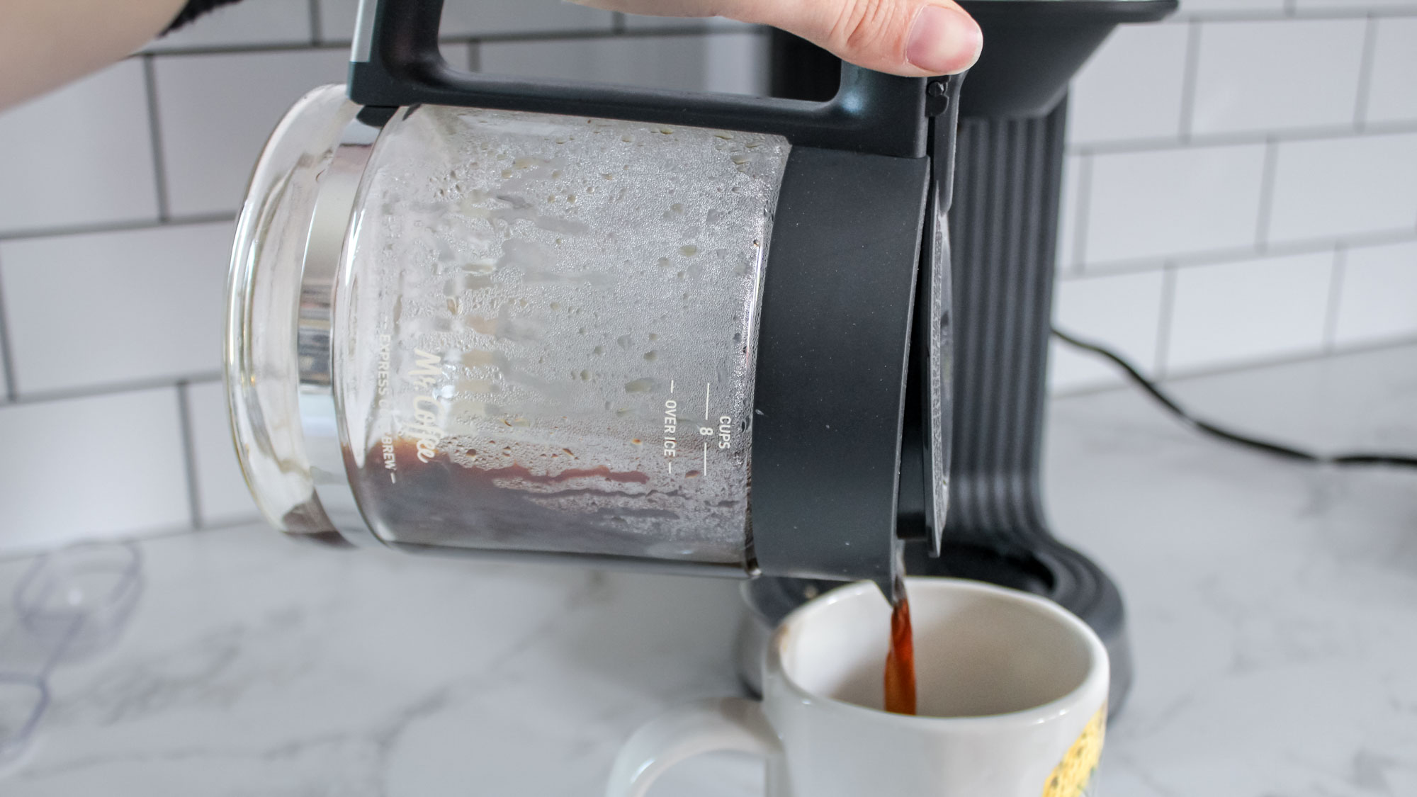 Bay Coffee Perfect Brew bir bardağa dökülüyor
