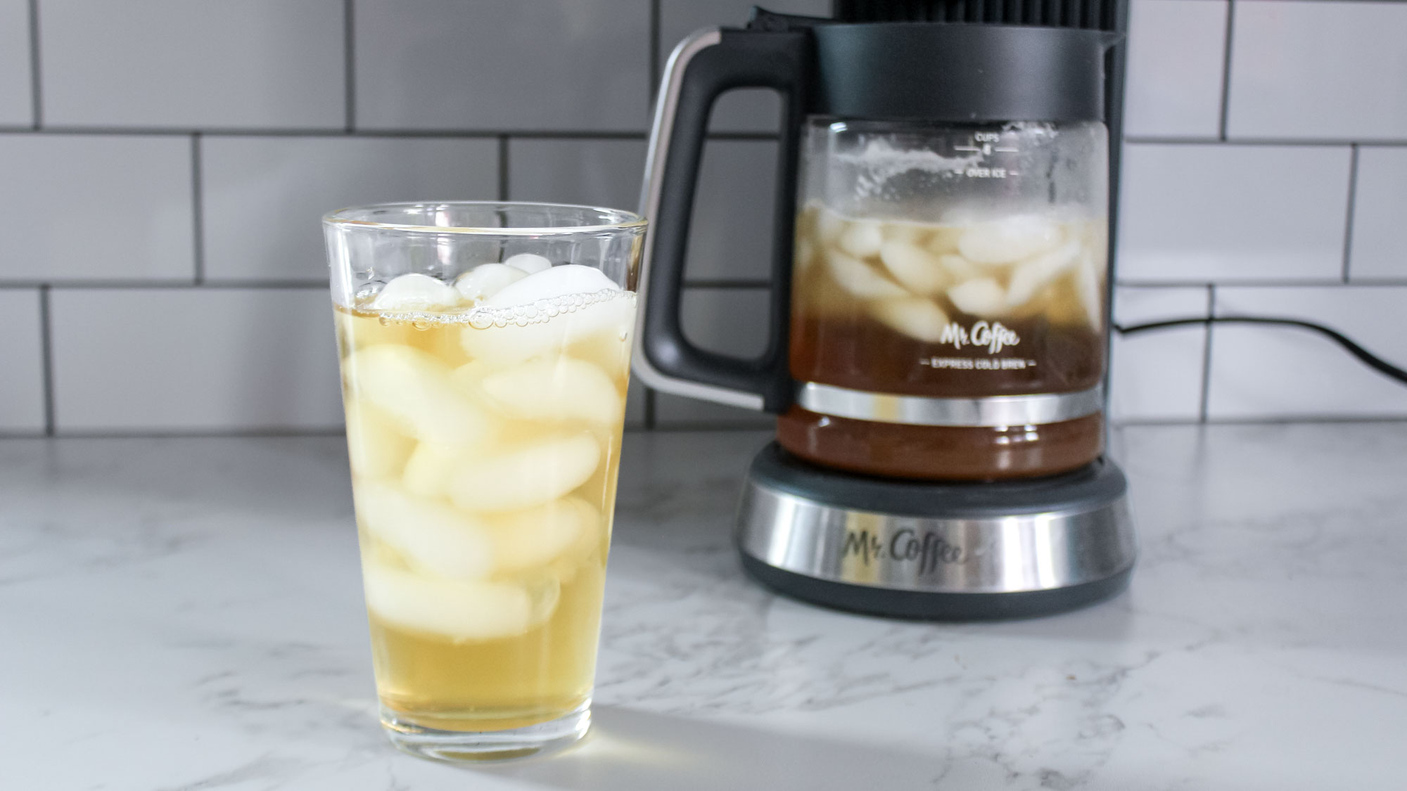 Bay Coffee Perfect Brew Kahve Makinesi, bir bardak buzlu çayın yanında 