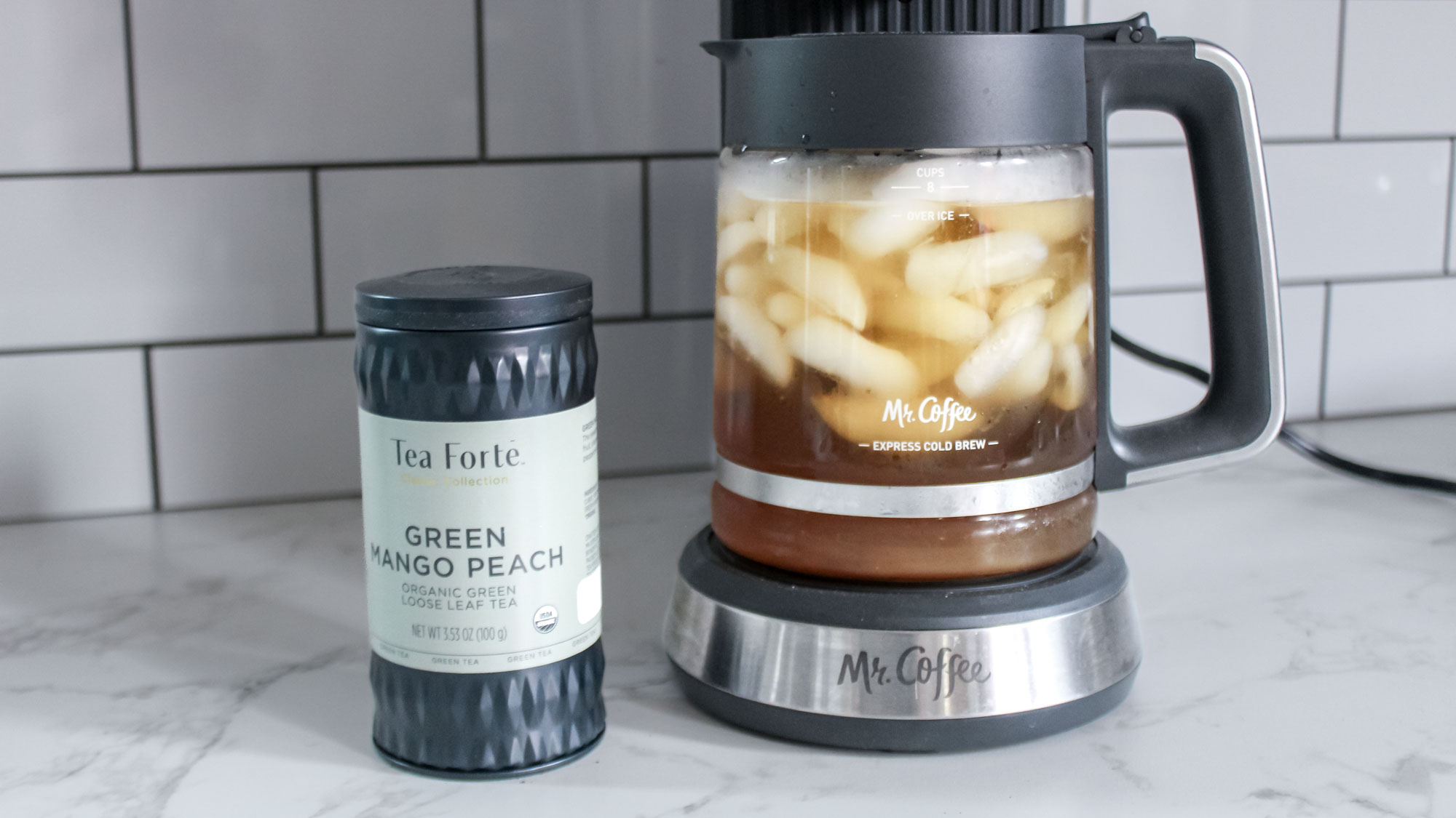 Mr. Coffee Perfect Brew Kahve Makinesi ve bir sürahi buzlu çay 
