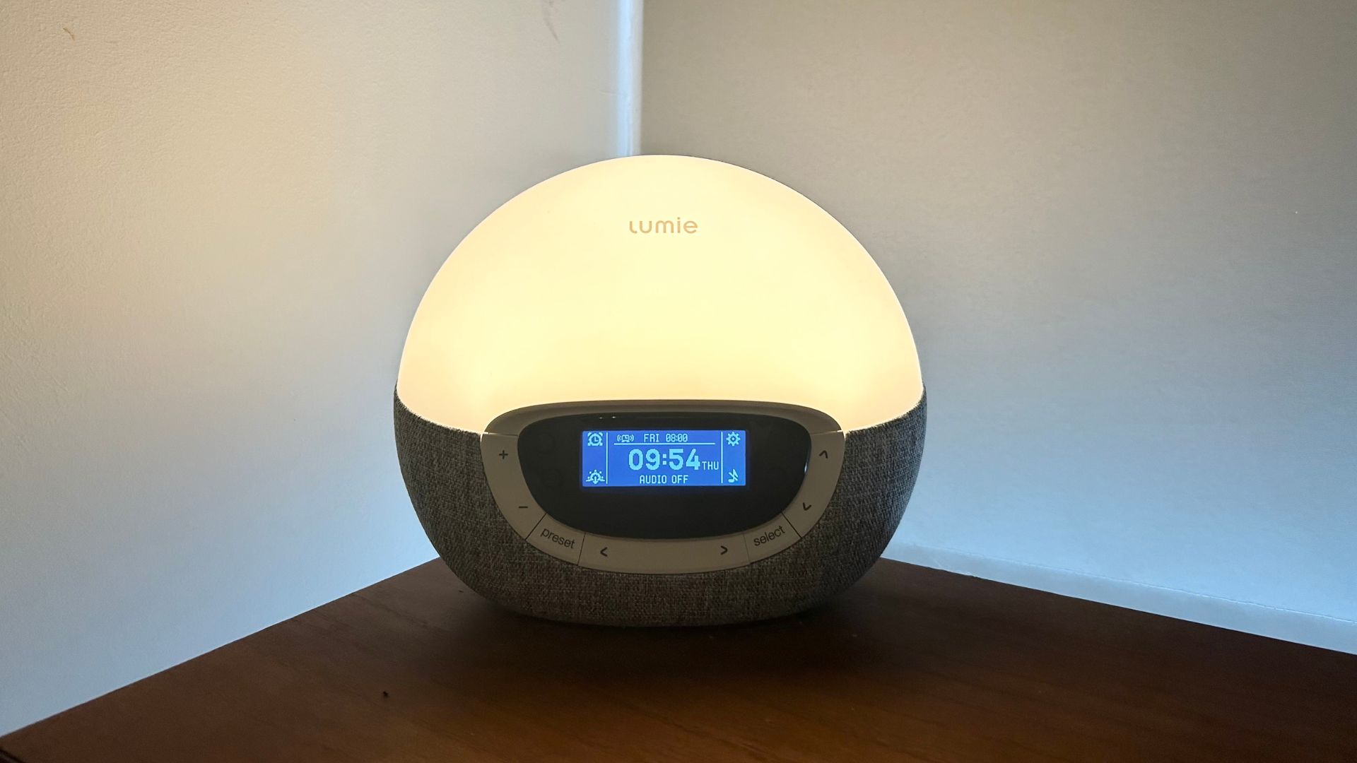 Komidin üzerinde ışık bulunan Lumie Bodyclock Shine 300.