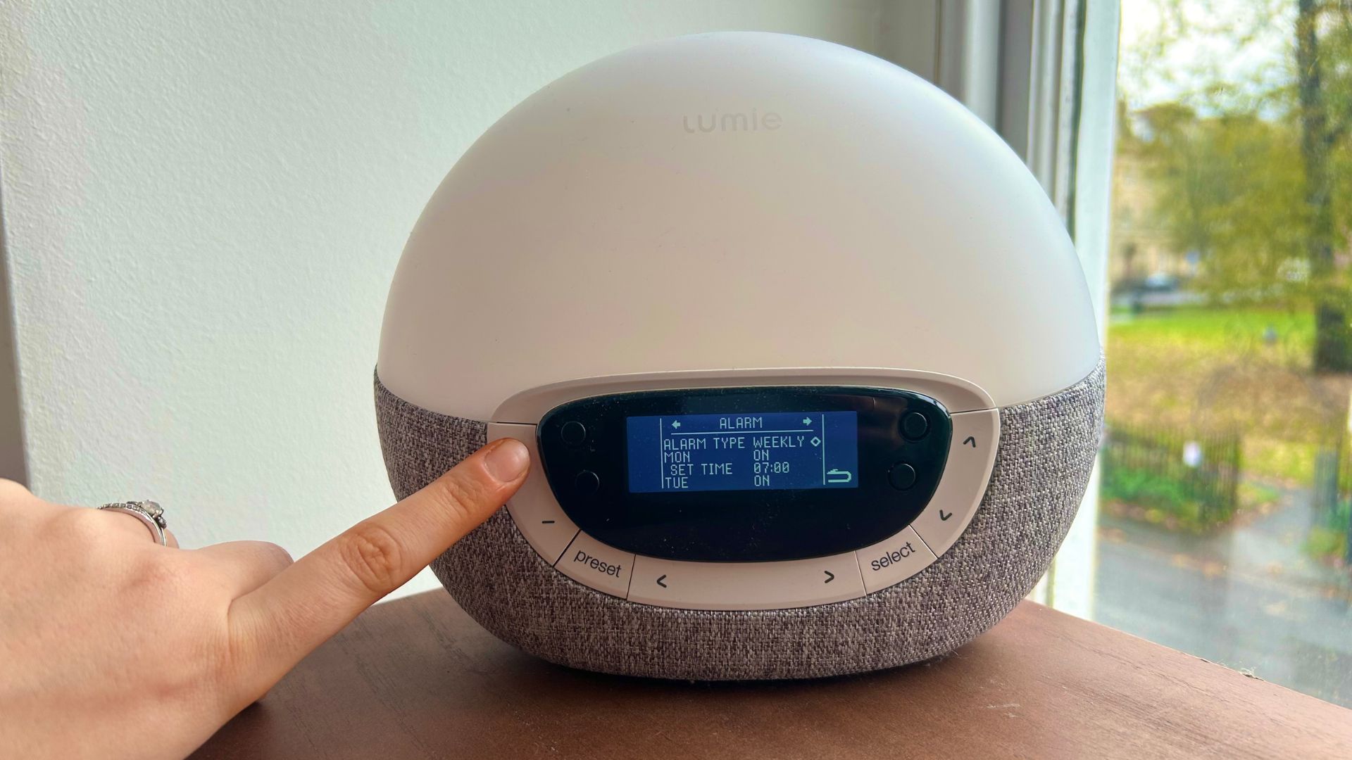 Lumie Bodyclock Shine 300'de alarmı ayarlama