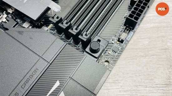 MSI MPG X870E Carbon WiFi incelemesi: Grafik kartı çıkarma düğmesi.