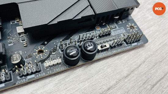 MSI MPG X870E Carbon WiFi incelemesi: Anakarttaki güç ve sıfırlama düğmeleri.