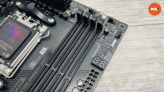 MSI MPG X870E Carbon WiFi incelemesi: POST kodu ekranı.