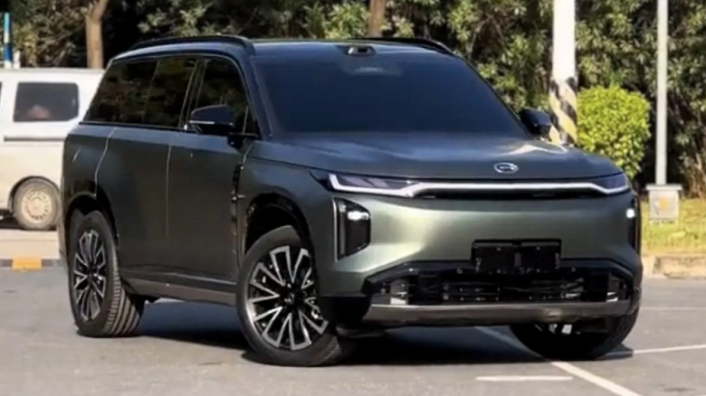 Fotoğrafta en yeni hibrit crossover GAC S7 canlı olarak ortaya çıktı. Bu araba Rusya'ya gelecek