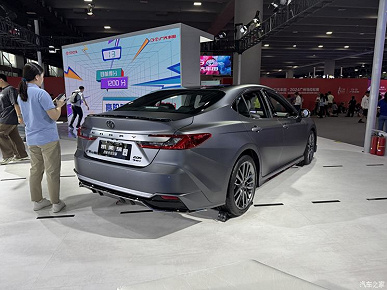 Toyota Camry XV80 Brilliance Edition sunuldu, fotoğrafta araba gösterildi