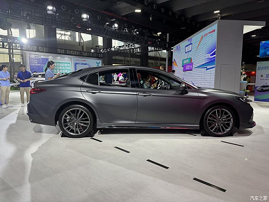 Toyota Camry XV80 Brilliance Edition sunuldu, fotoğrafta araba gösterildi