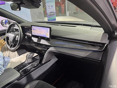 Toyota Camry XV80 Brilliance Edition sunuldu, fotoğrafta araba gösterildi