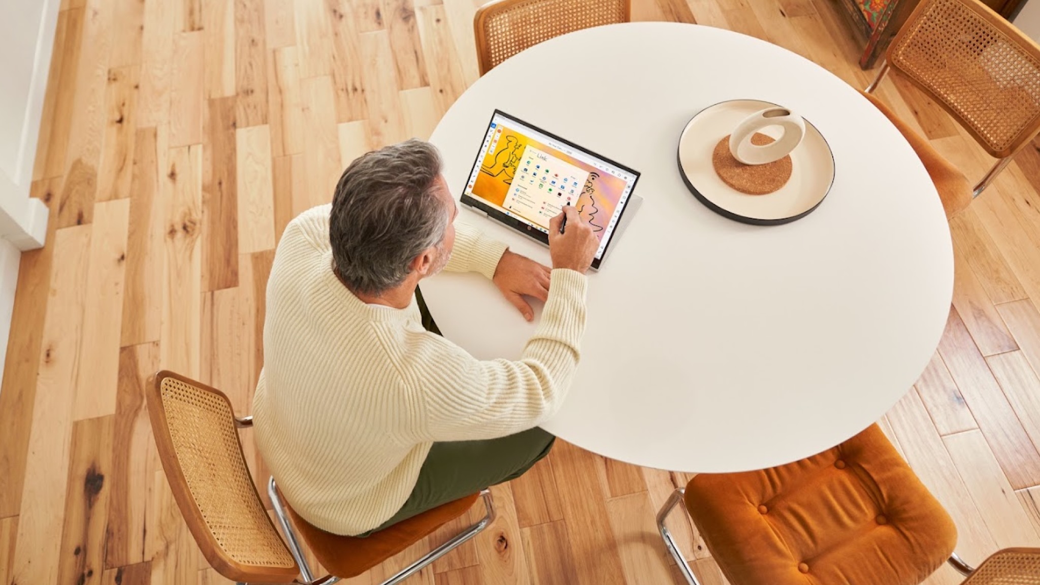 Windows 11 dizüstü bilgisayar kullanan kişiler