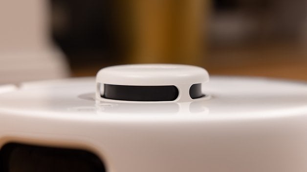 SwitchBot K10 Pro cihazının üst yüzeyini ve yuvarlak düğmeyi gösteren yakın çekimi.