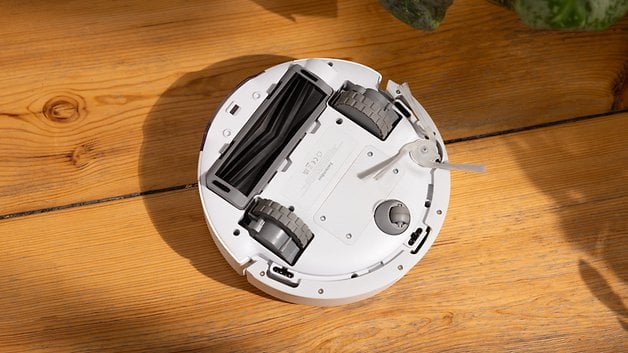 SwitchBot K10 Pro robot elektrikli süpürgenin ahşap yüzey üzerindeki üst görünümü.