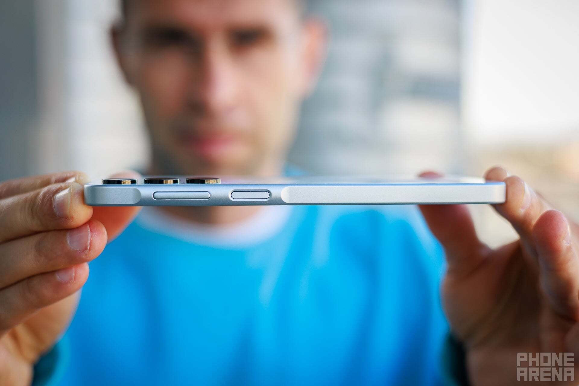 Çerçeve plastik olmasına rağmen alüminyuma benziyor ve parmak izi tarayıcısı oldukça iyi | Image by PhoneArena - Bir haftayı Samsung'un en uygun fiyatlı telefonlarından birini kullanarak geçirdim