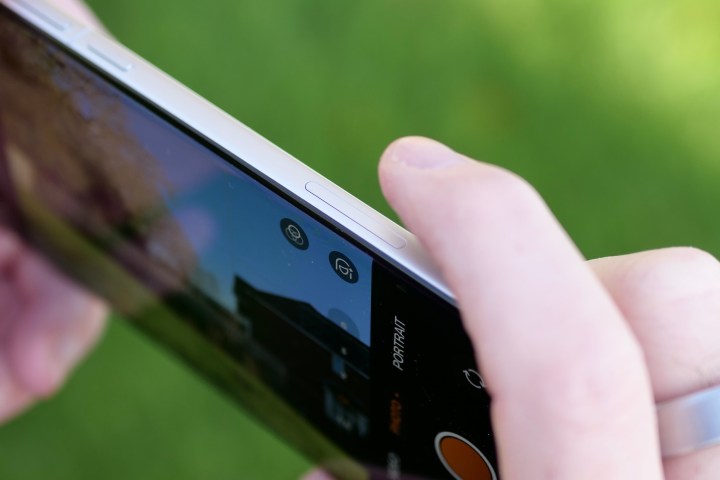 Oppo Find X8 Pro'nun Hızlı Düğmesini kullanan bir kişi.